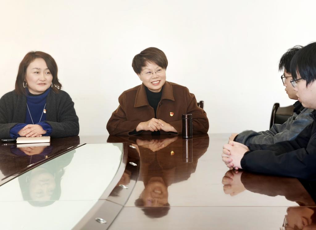 校党委副书记陈华仙深入星力
与联系班级学生座谈交流